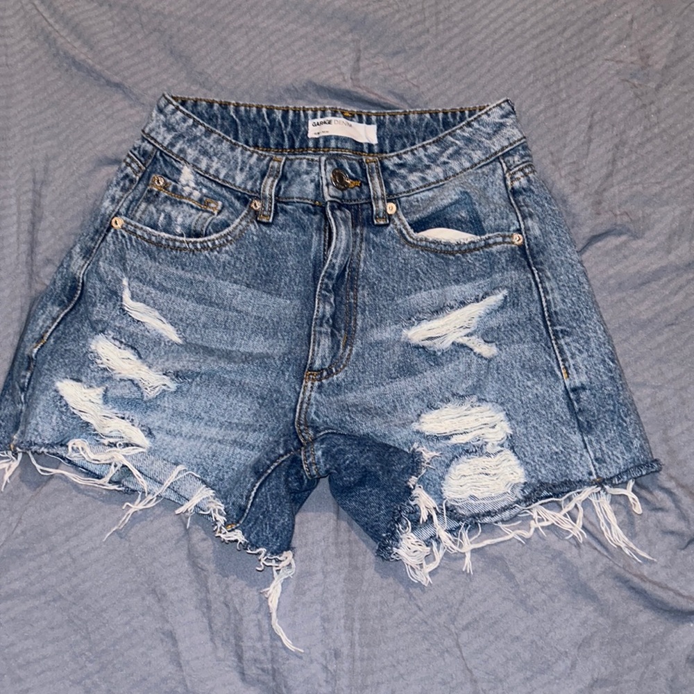 Garage Womens ripped Jean shorts size 24/0 NWOT Distressed, pockets, zip fly
